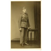 Studiofoto av en soldat med värvad rang i Wehrmacht.